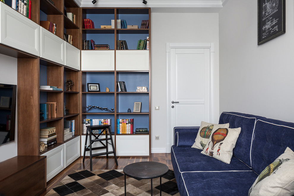 Idéer för vintage arbetsrum, med ett bibliotek, vita väggar, mörkt trägolv och brunt golv