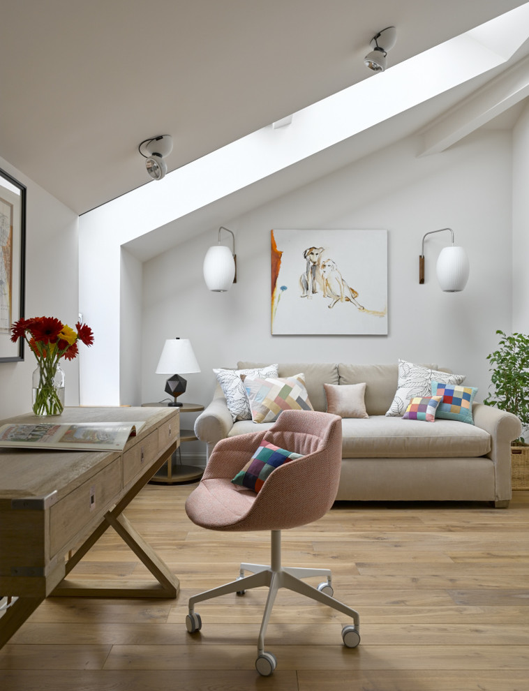 Mittelgroßes Modernes Arbeitszimmer mit Arbeitsplatz, weißer Wandfarbe, braunem Holzboden und freistehendem Schreibtisch in Sonstige