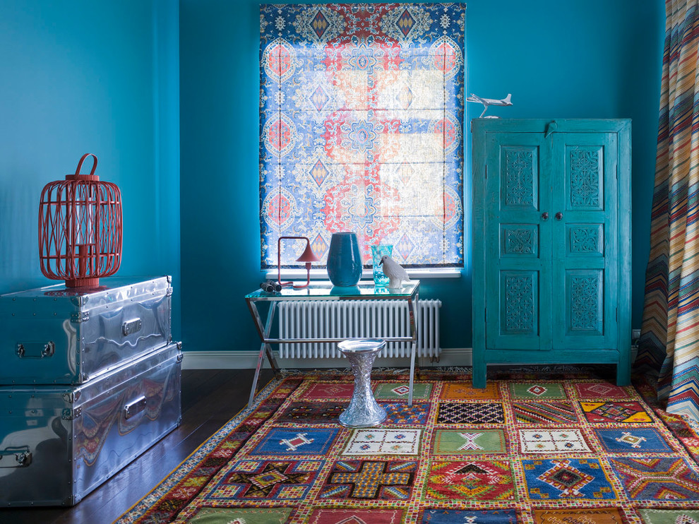 На фото: кабинет в стиле фьюжн с синими стенами, отдельно стоящим рабочим столом и ковровым покрытием