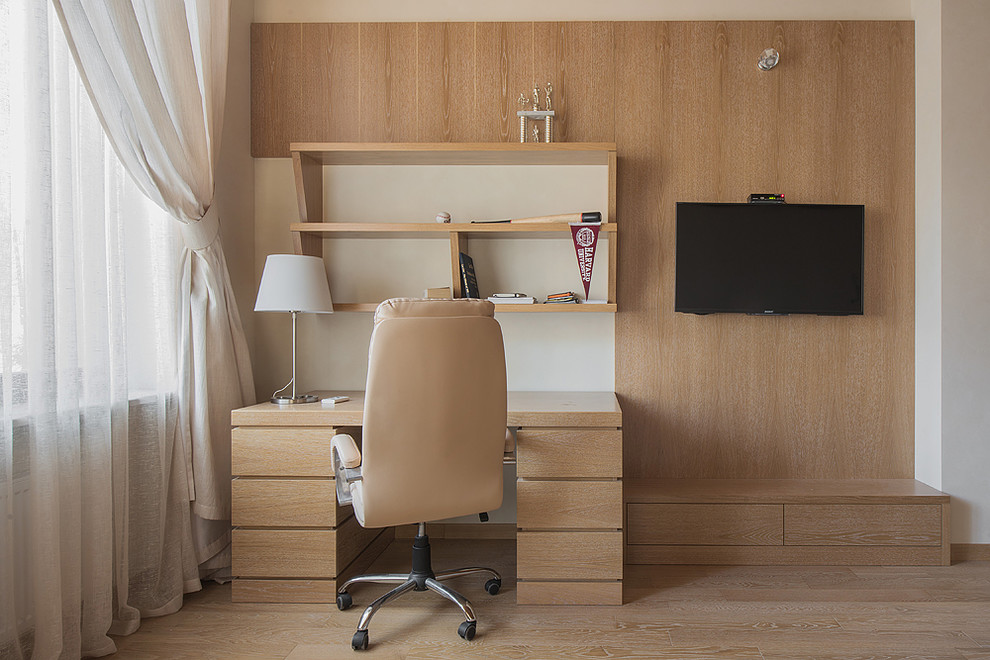 Inspiration för ett nordiskt arbetsrum, med beige väggar, mellanmörkt trägolv och brunt golv