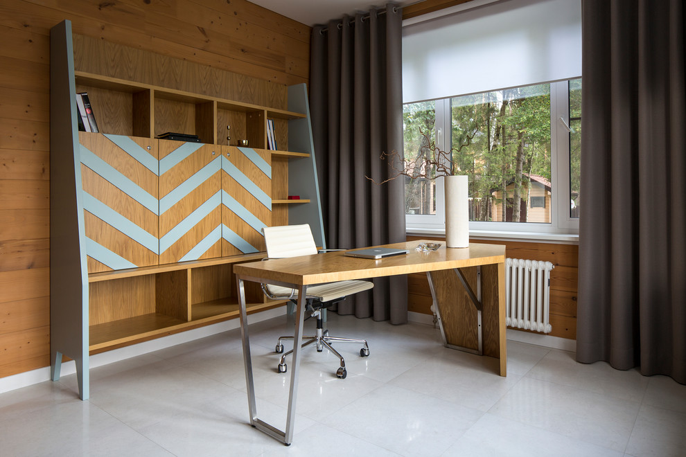 モスクワにあるコンテンポラリースタイルのおしゃれな書斎 (磁器タイルの床、自立型机、茶色い壁、白い床) の写真