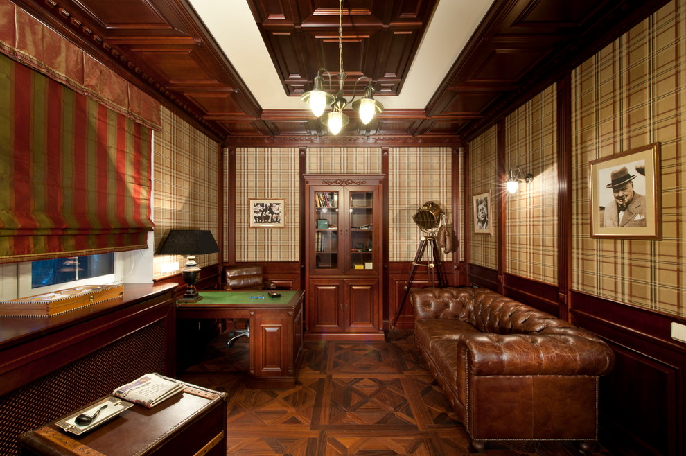Ejemplo de despacho clásico de tamaño medio con suelo de madera oscura, paredes beige y escritorio independiente