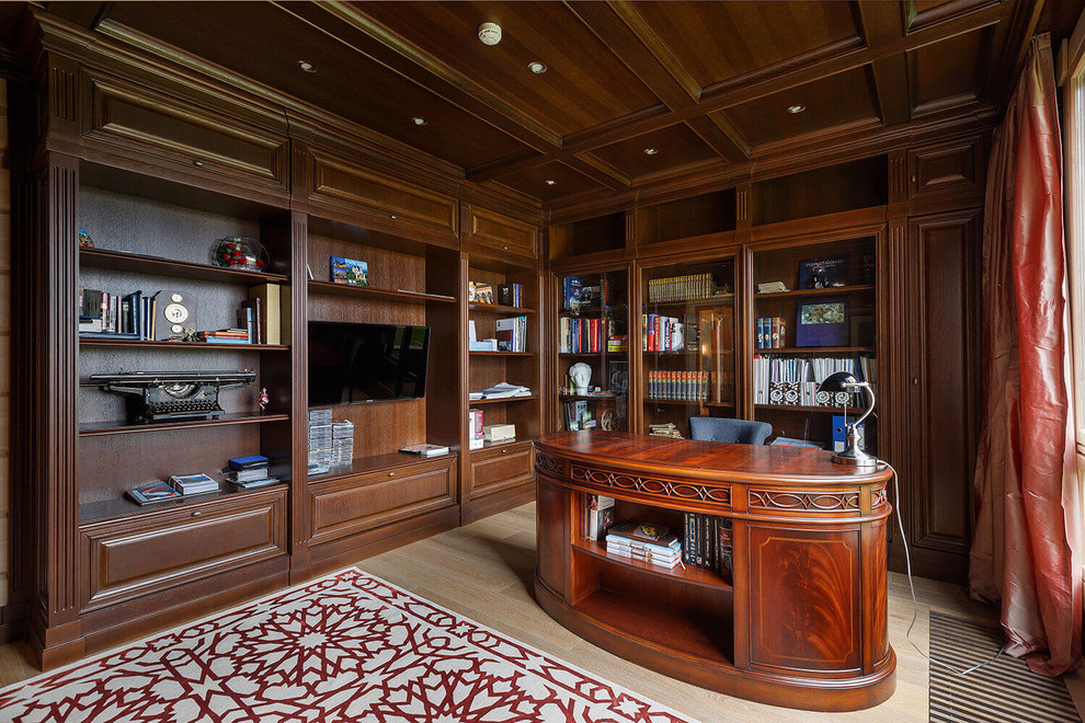 Idées déco pour un bureau classique avec parquet clair et un bureau indépendant.