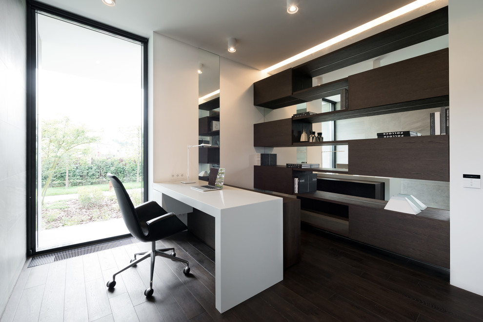 Aménagement d'un bureau contemporain de taille moyenne avec parquet foncé, un bureau indépendant et un mur blanc.