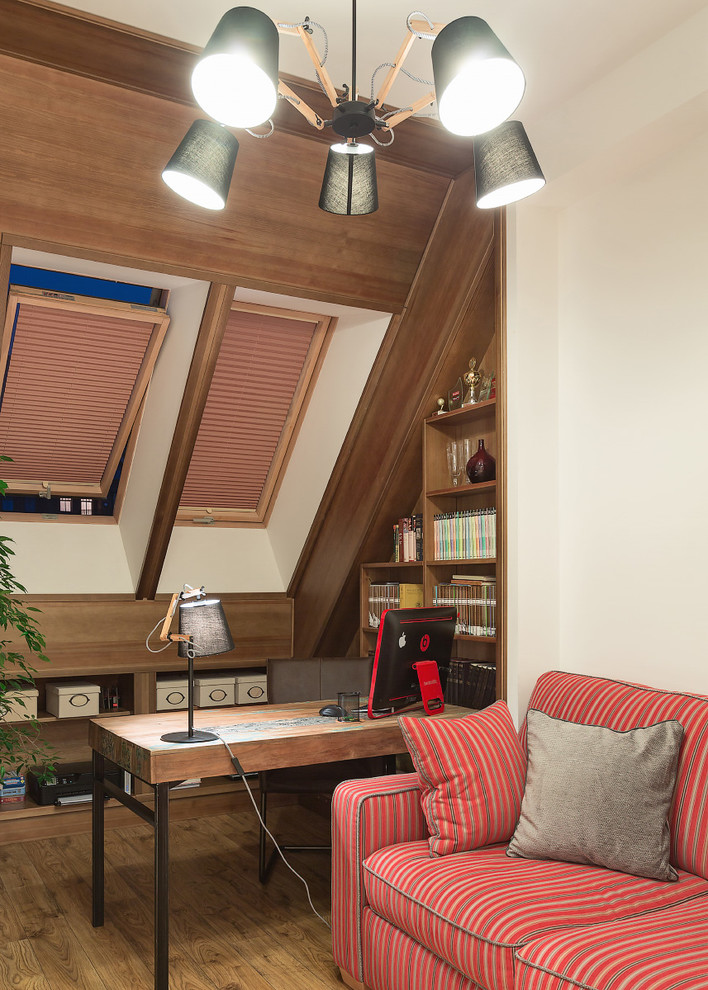 Aménagement d'un bureau classique avec un mur blanc, un sol en bois brun et un bureau indépendant.
