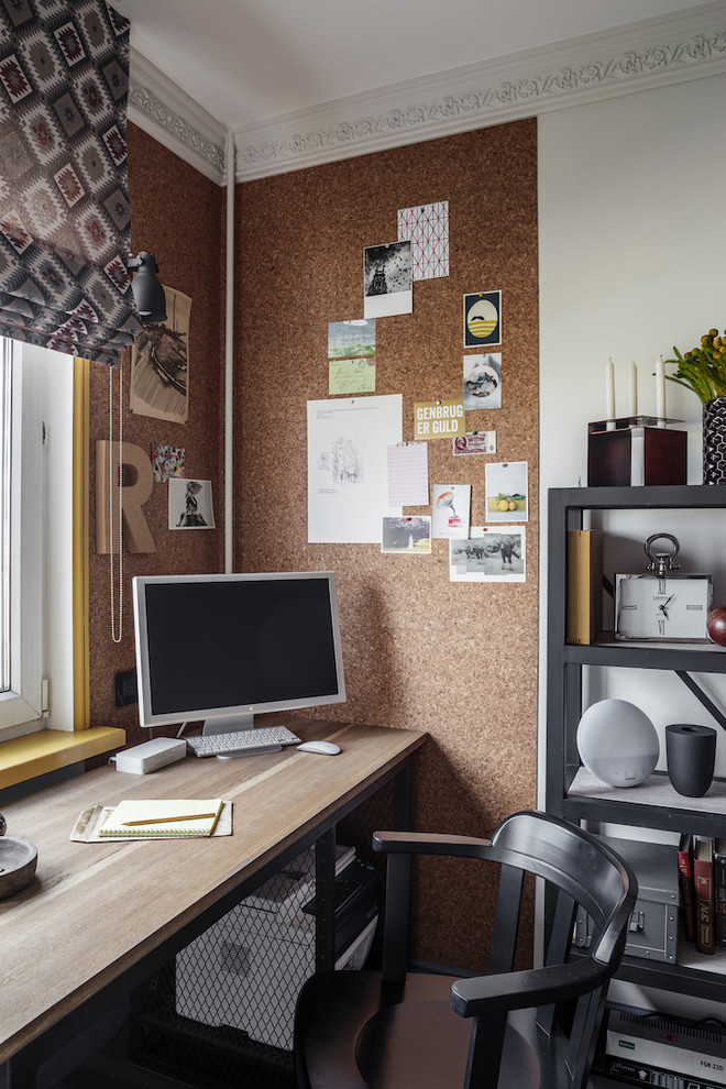Cette photo montre un petit bureau tendance avec un mur blanc et un bureau indépendant.