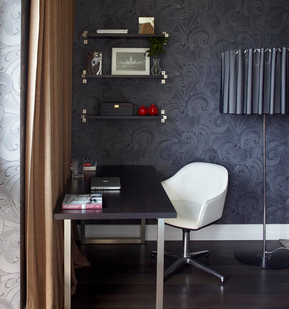 Источник вдохновения для домашнего уюта: рабочее место в стиле неоклассика (современная классика) с черными стенами, темным паркетным полом, отдельно стоящим рабочим столом и коричневым полом