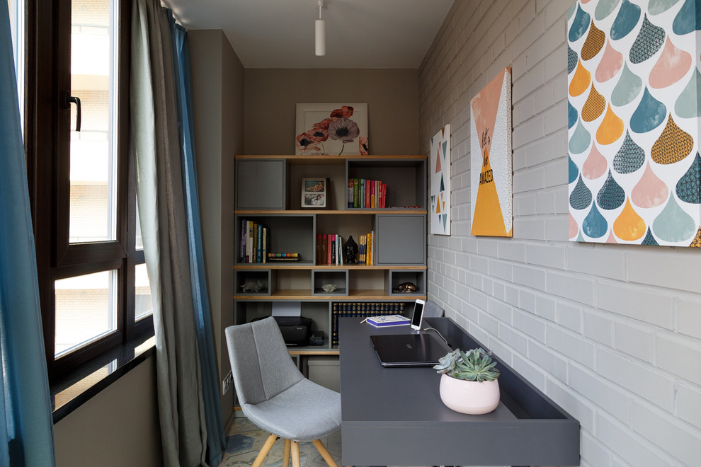 Пример оригинального дизайна: рабочее место в современном стиле с серыми стенами и отдельно стоящим рабочим столом