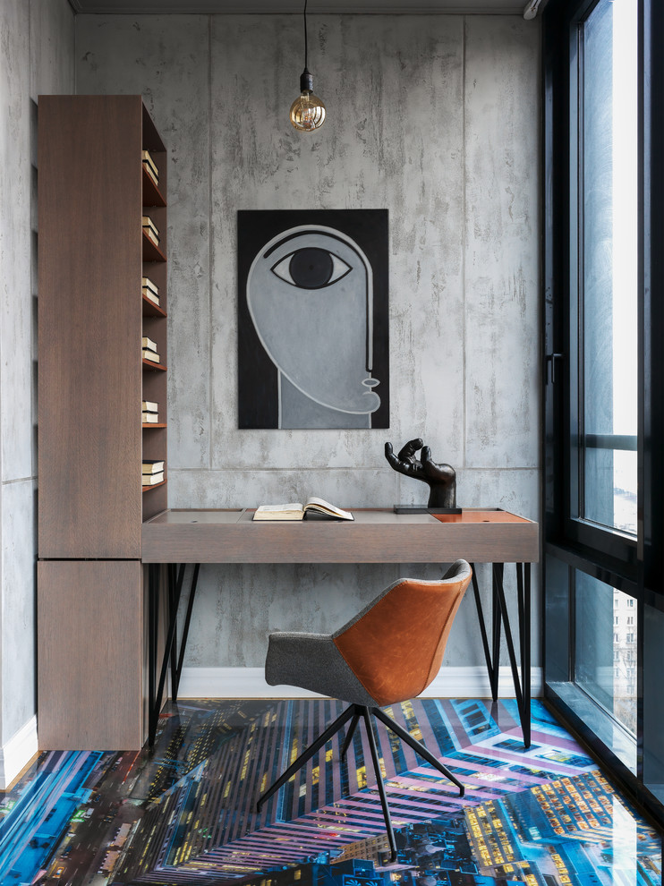Стильный дизайн: кабинет в современном стиле с серыми стенами, отдельно стоящим рабочим столом и разноцветным полом - последний тренд