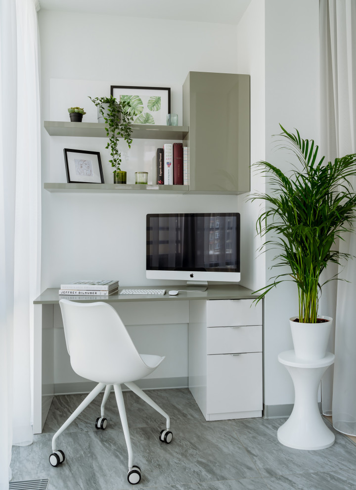 Ejemplo de despacho contemporáneo de tamaño medio con paredes grises, suelo de baldosas de porcelana, escritorio empotrado y suelo gris
