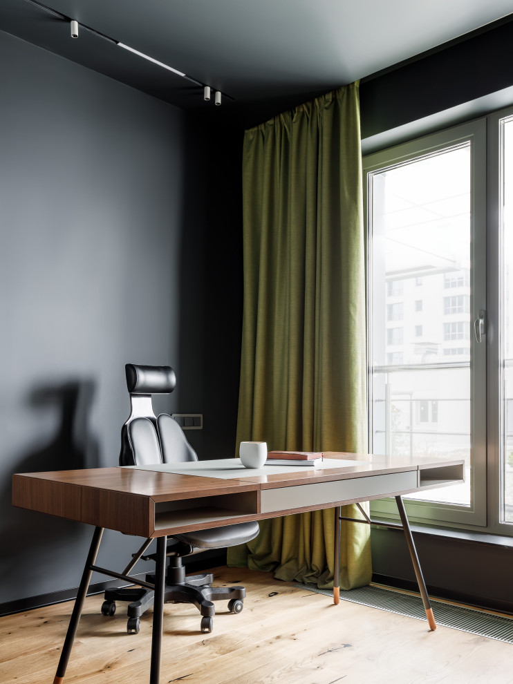Mittelgroßes Modernes Arbeitszimmer mit schwarzer Wandfarbe, freistehendem Schreibtisch und beigem Boden in Sankt Petersburg