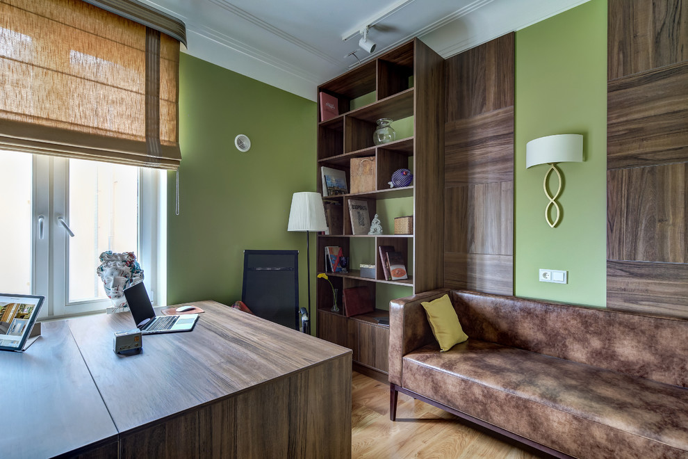 Idee per un ufficio stile marinaro con pareti verdi, pavimento in sughero, scrivania autoportante e pavimento beige