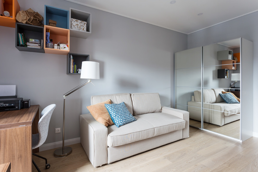 Idée de décoration pour un bureau design de taille moyenne et de type studio avec un mur gris, parquet clair, un bureau indépendant et un sol turquoise.