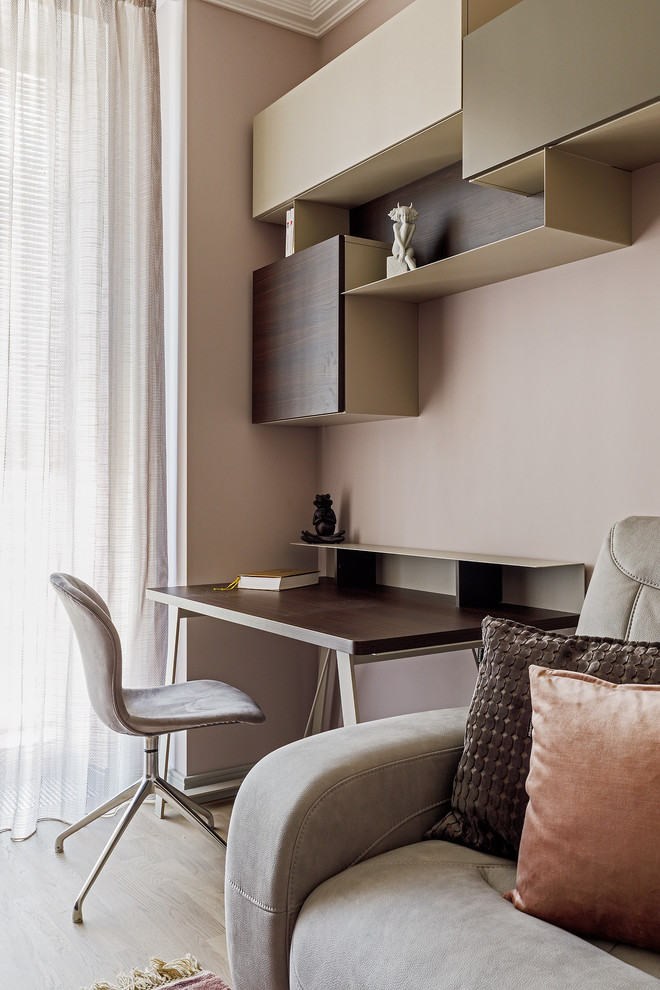 Источник вдохновения для домашнего уюта: рабочее место среднего размера в современном стиле с светлым паркетным полом, бежевым полом, отдельно стоящим рабочим столом и розовыми стенами