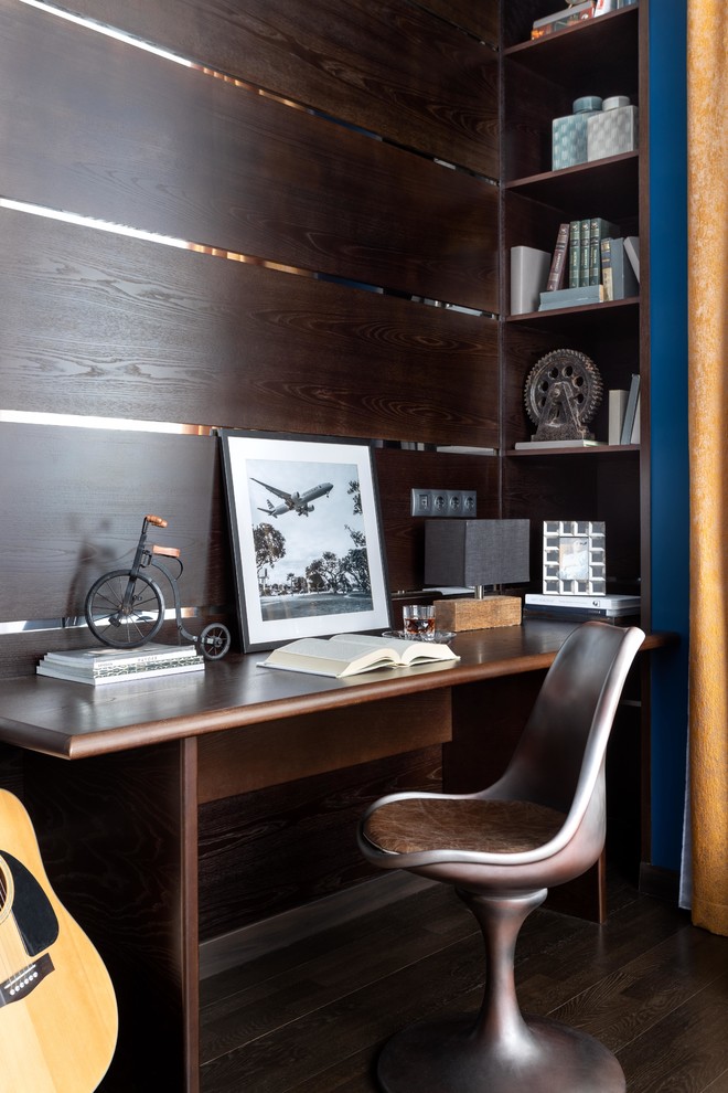 Ispirazione per un ufficio design di medie dimensioni con pareti blu, parquet scuro, scrivania incassata e pavimento marrone