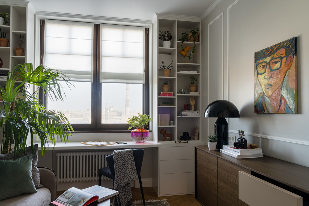 Modernes Arbeitszimmer mit grauer Wandfarbe, braunem Holzboden, Einbau-Schreibtisch und braunem Boden in Sankt Petersburg