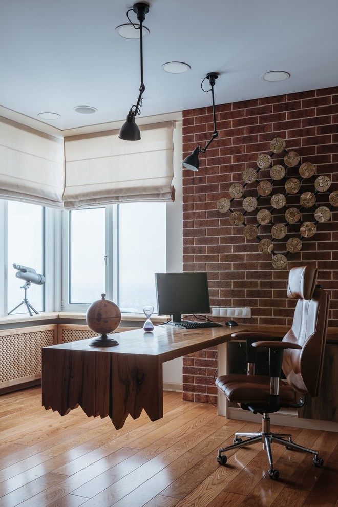 Inspiration pour un grand bureau nordique avec un mur blanc, un sol en bois brun et un bureau intégré.