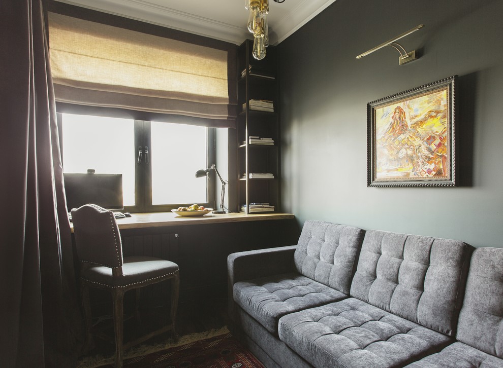 Foto di un piccolo ufficio design con pareti grigie, pavimento in legno verniciato, scrivania incassata e pavimento nero