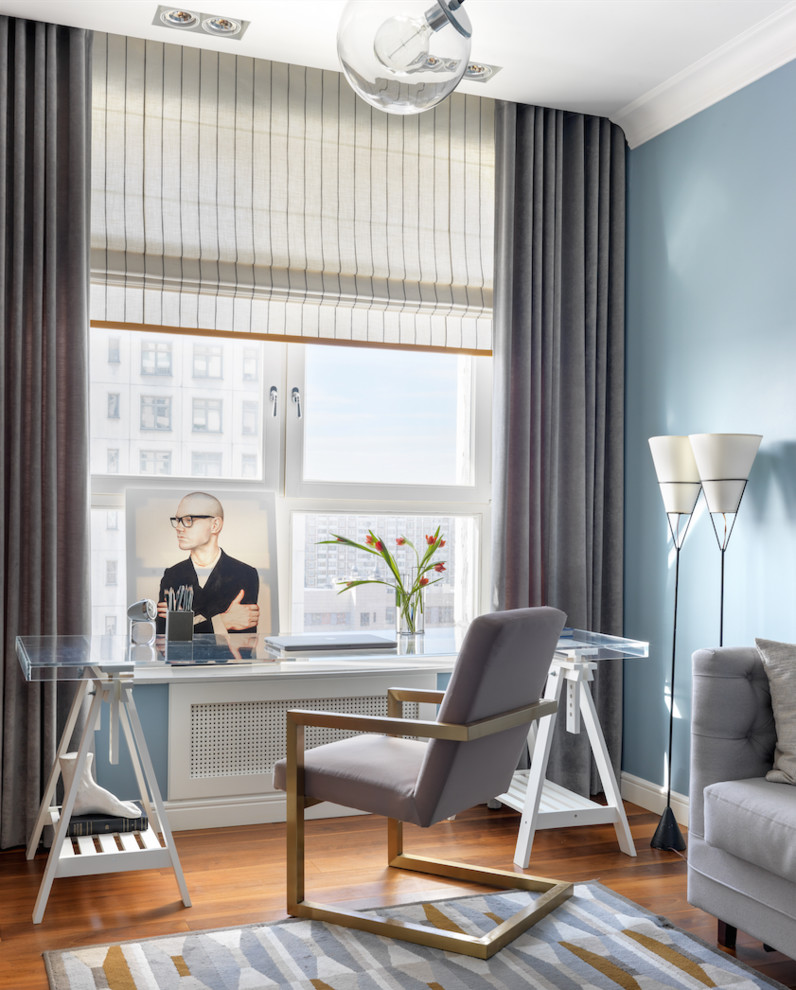 Immagine di un ufficio design con pareti blu, pavimento in legno massello medio, scrivania autoportante e pavimento marrone