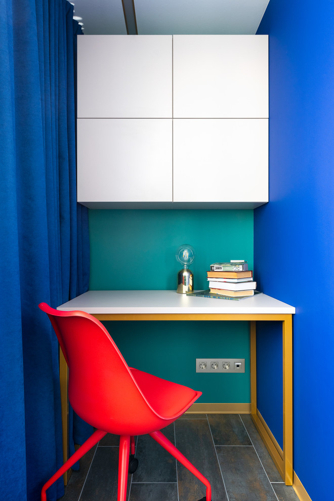 Источник вдохновения для домашнего уюта: маленькое рабочее место в современном стиле с разноцветными стенами, полом из керамогранита, отдельно стоящим рабочим столом и разноцветным полом для на участке и в саду
