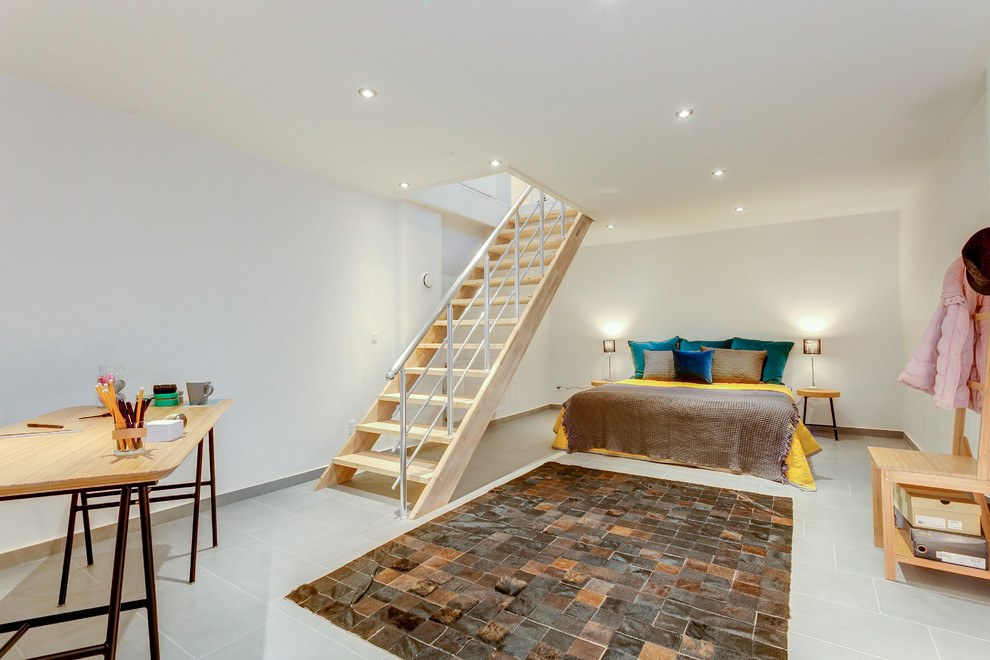 Großes Skandinavisches Schlafzimmer ohne Kamin mit weißer Wandfarbe und grauem Boden in Sonstige