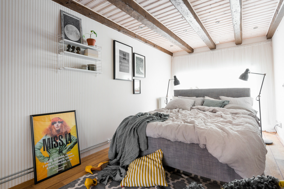 Idéer för en liten skandinavisk källare, med vita väggar, mellanmörkt trägolv och brunt golv
