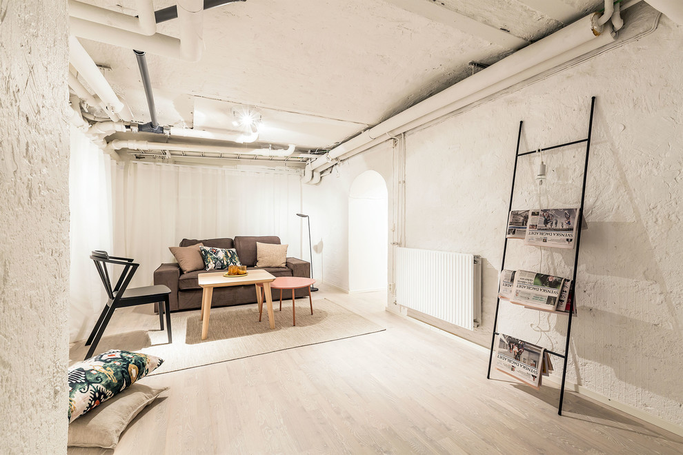Idéer för mellanstora minimalistiska allrum med öppen planlösning, med vita väggar och ljust trägolv