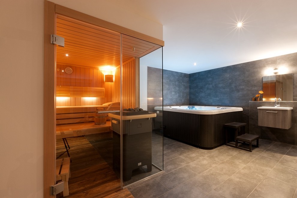 Großes Modernes Badezimmer mit grauer Wandfarbe, Keramikboden und braunem Boden in Stuttgart