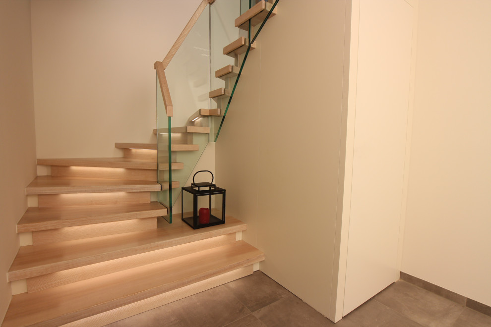 На фото: лестница в современном стиле с обоями на стенах с