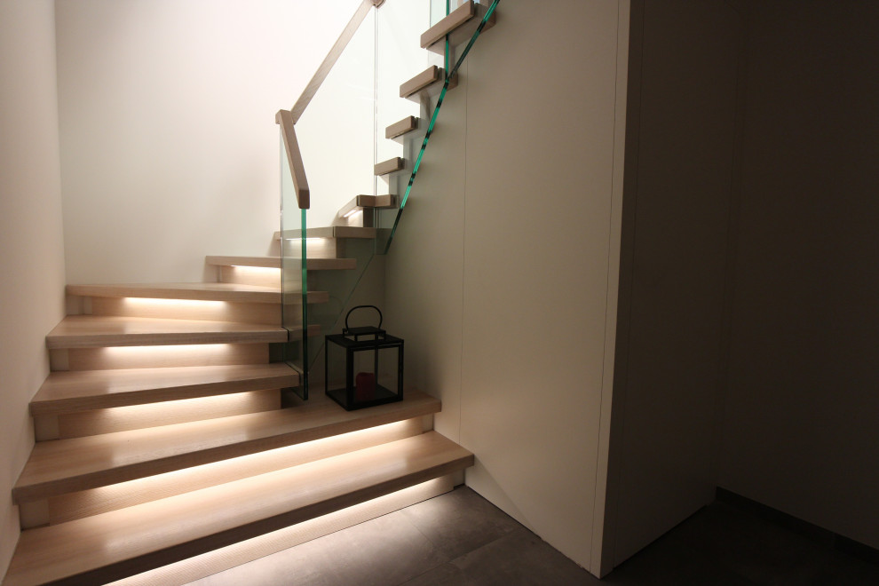 Moderne Treppe mit Tapetenwänden in Dresden