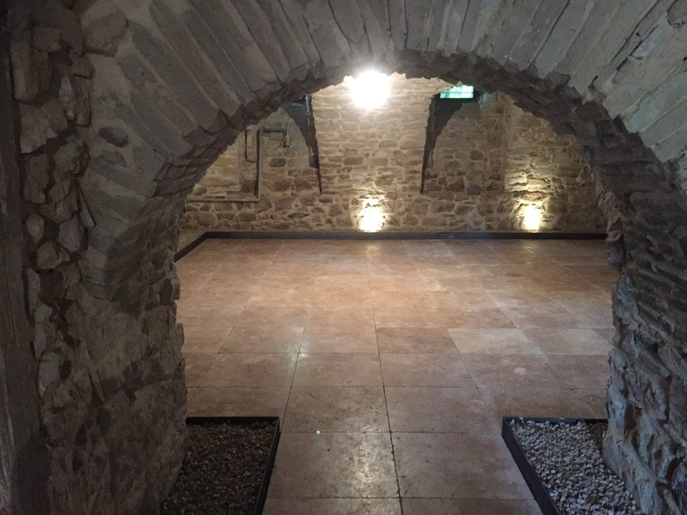Geräumiges Mid-Century Untergeschoss ohne Kamin mit weißer Wandfarbe, Marmorboden und beigem Boden in Hamburg
