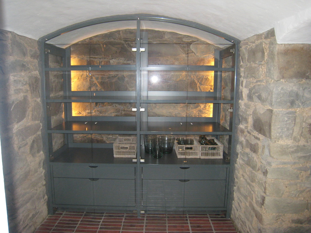 Пример оригинального дизайна: подземный подвал среднего размера в стиле кантри с бежевыми стенами, кирпичным полом и красным полом без камина