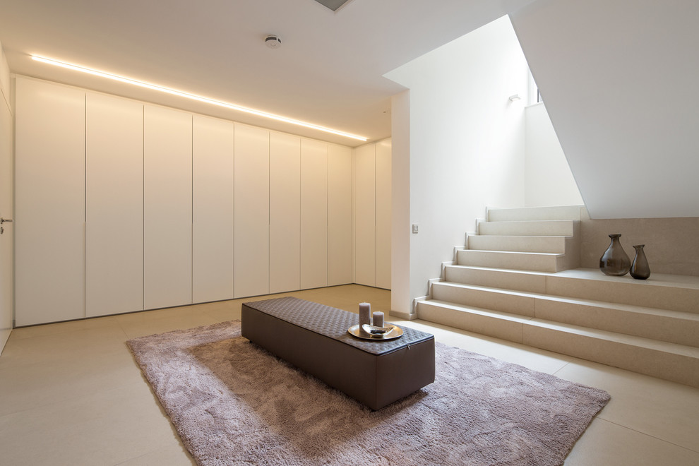 Idée de décoration pour un sous-sol minimaliste.