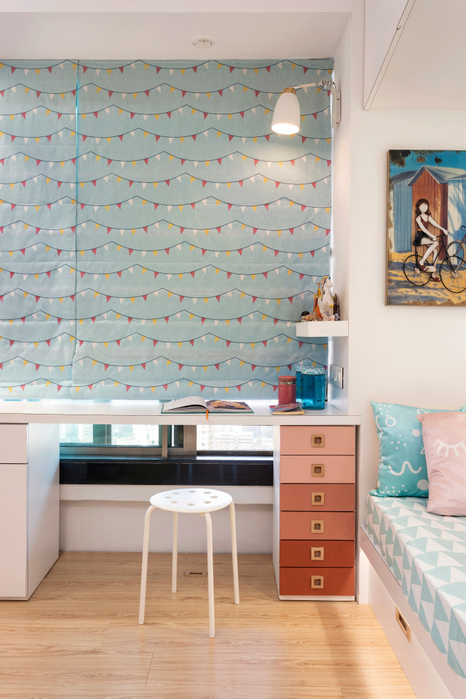 Idéer för ett modernt könsneutralt barnrum kombinerat med sovrum, med vita väggar, ljust trägolv och beiget golv