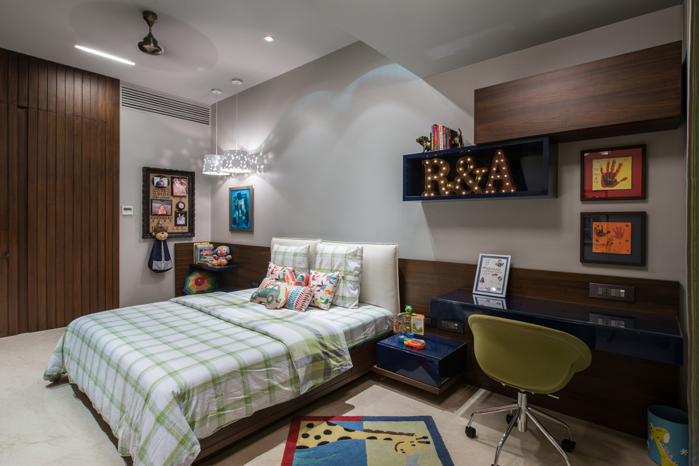 ムンバイにあるコンテンポラリースタイルのおしゃれな子供の寝室 (グレーの壁、ティーン向け、白い床) の写真