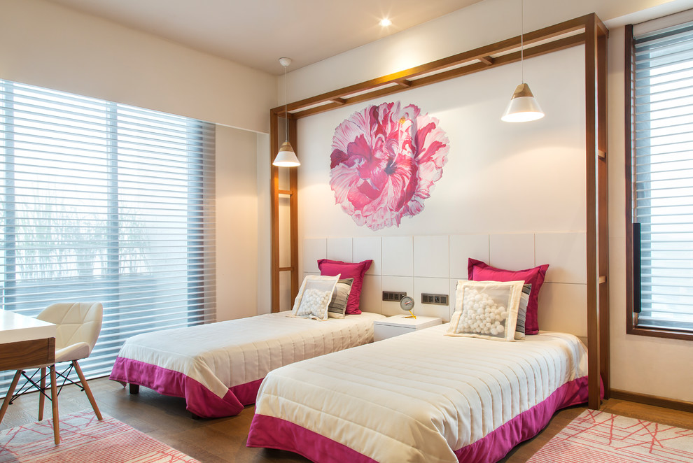 Inspiration för mellanstora moderna flickrum kombinerat med sovrum, med vita väggar, mellanmörkt trägolv och brunt golv