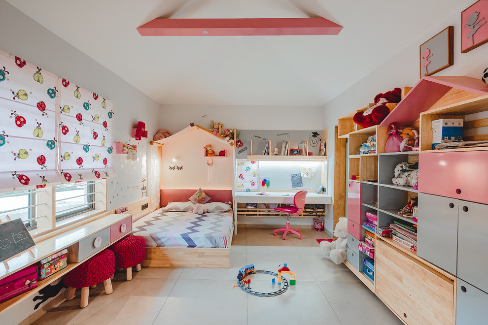 Diseño de dormitorio infantil de estilo zen con paredes blancas y suelo blanco