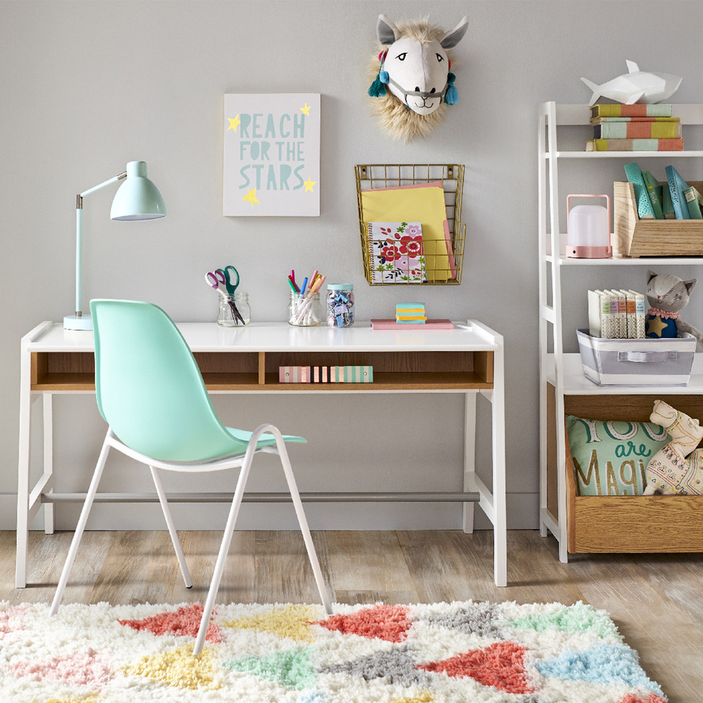 Modern inredning av ett flickrum kombinerat med skrivbord och för 4-10-åringar, med grå väggar, ljust trägolv och beiget golv
