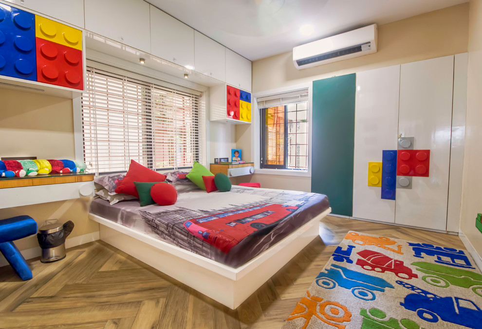 Modernes Jungszimmer mit Schlafplatz, beiger Wandfarbe, hellem Holzboden und braunem Boden in Kalkutta