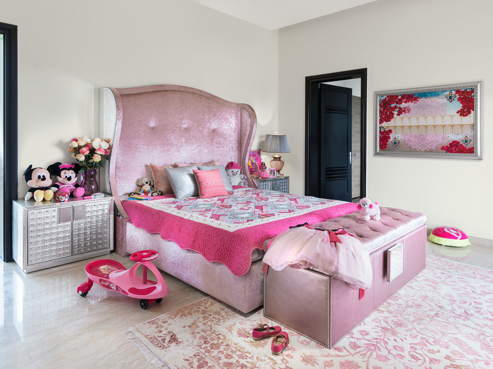 Inspiration för eklektiska flickrum kombinerat med sovrum och för 4-10-åringar, med beige väggar och beiget golv