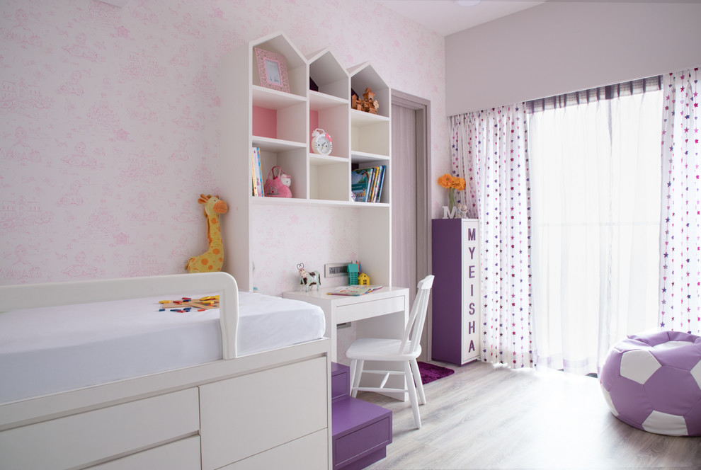 Inredning av ett modernt flickrum kombinerat med sovrum, med lila väggar, mellanmörkt trägolv och brunt golv