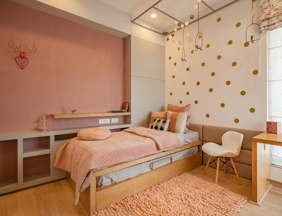 Inspiration för ett funkis flickrum kombinerat med sovrum, med rosa väggar, ljust trägolv och beiget golv
