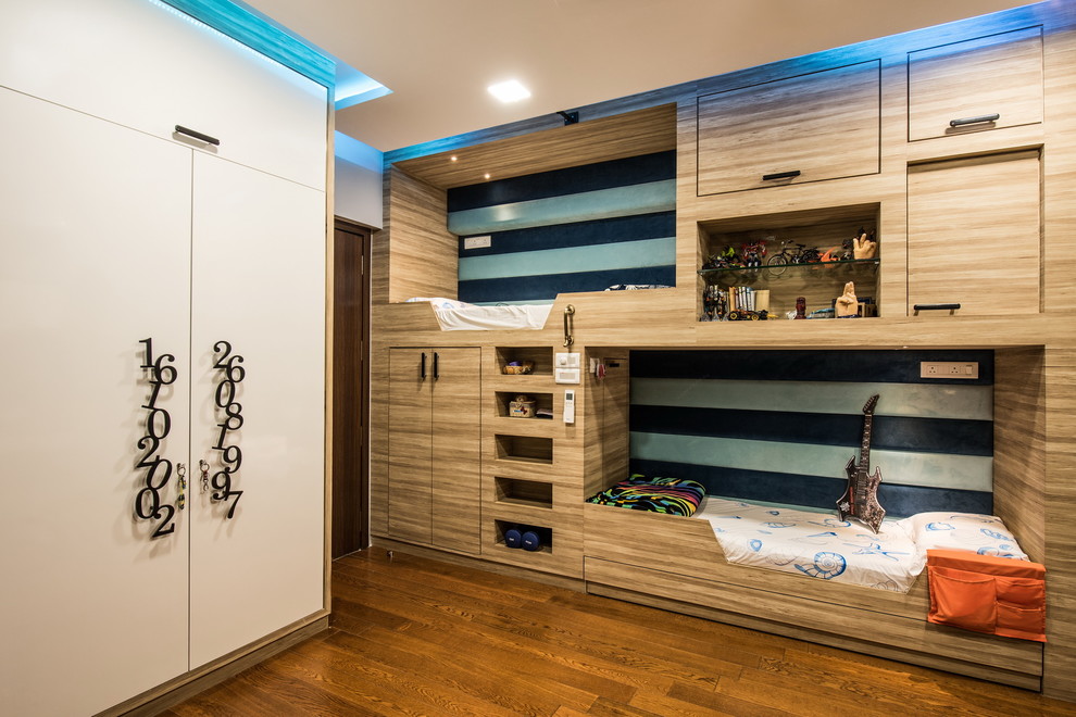 Cette image montre une petite chambre d'enfant design avec un mur blanc, un sol marron, un sol en bois brun et un lit superposé.