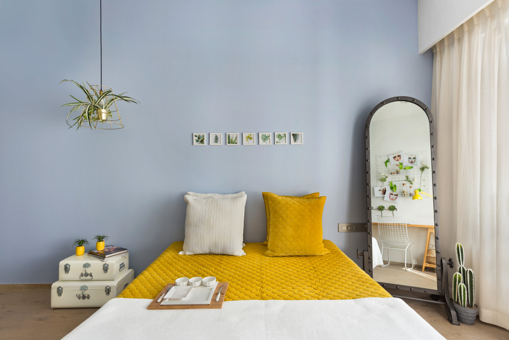 Bild på ett funkis barnrum kombinerat med sovrum, med blå väggar, ljust trägolv och beiget golv
