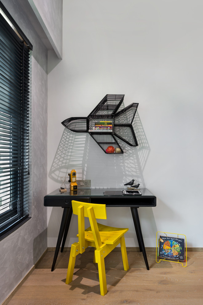 Modern inredning av ett pojkrum kombinerat med skrivbord, med vita väggar, ljust trägolv och beiget golv