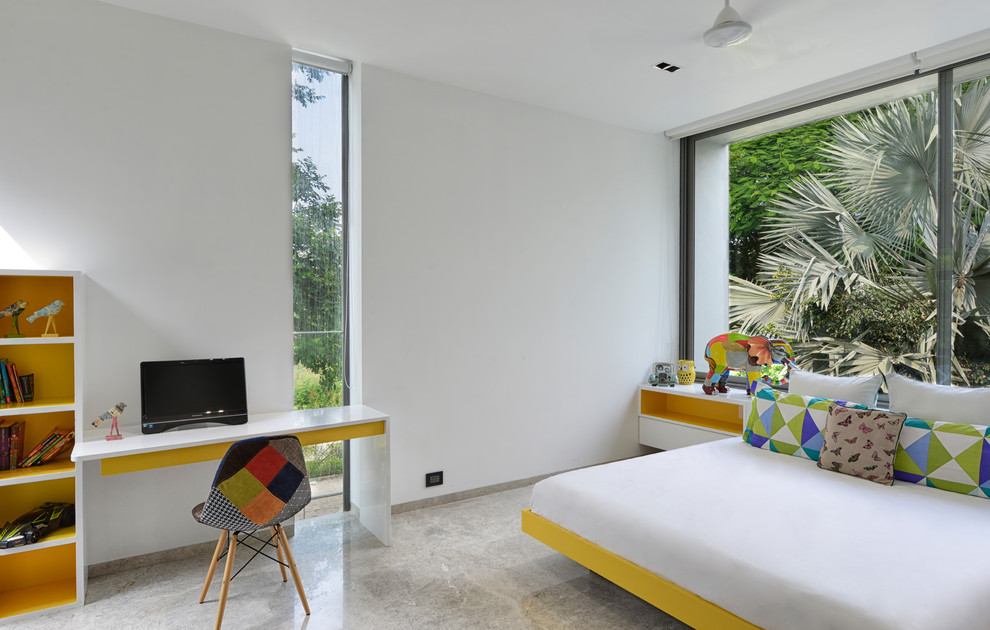 Идея дизайна: детская в современном стиле с спальным местом, белыми стенами, бетонным полом и серым полом для ребенка от 4 до 10 лет, мальчика
