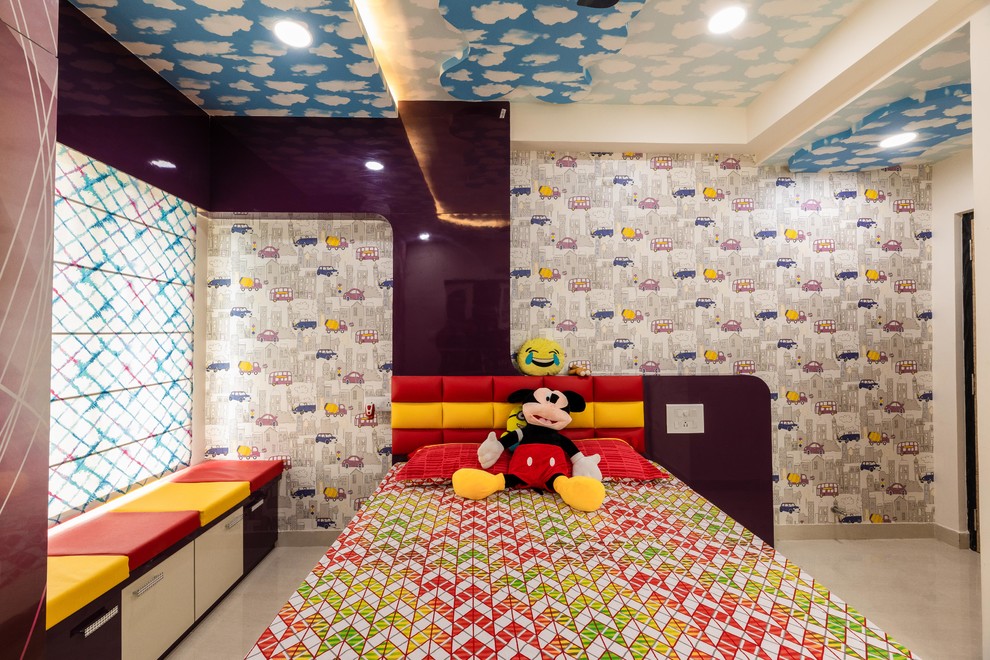 Exemple d'une chambre d'enfant de 4 à 10 ans tendance avec un mur multicolore et un sol gris.