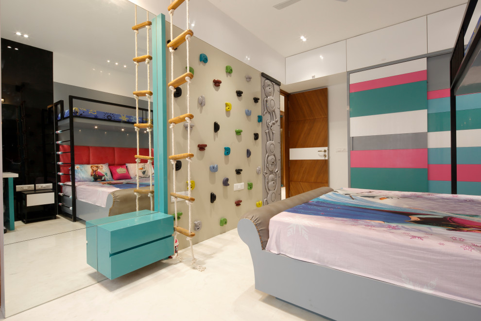 Esempio di una cameretta da bambina da 4 a 10 anni contemporanea con pareti bianche e pavimento beige