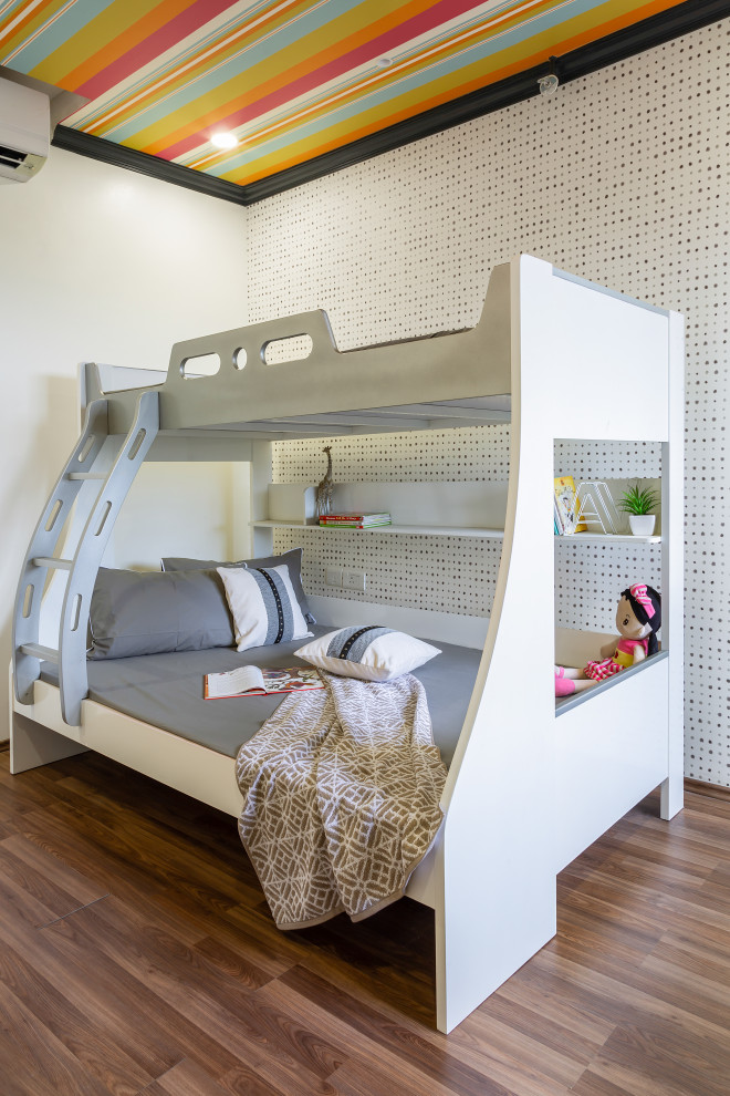 Aménagement d'une chambre d'enfant contemporaine avec un mur multicolore, un sol en bois brun, un sol marron, un plafond en papier peint et du papier peint.