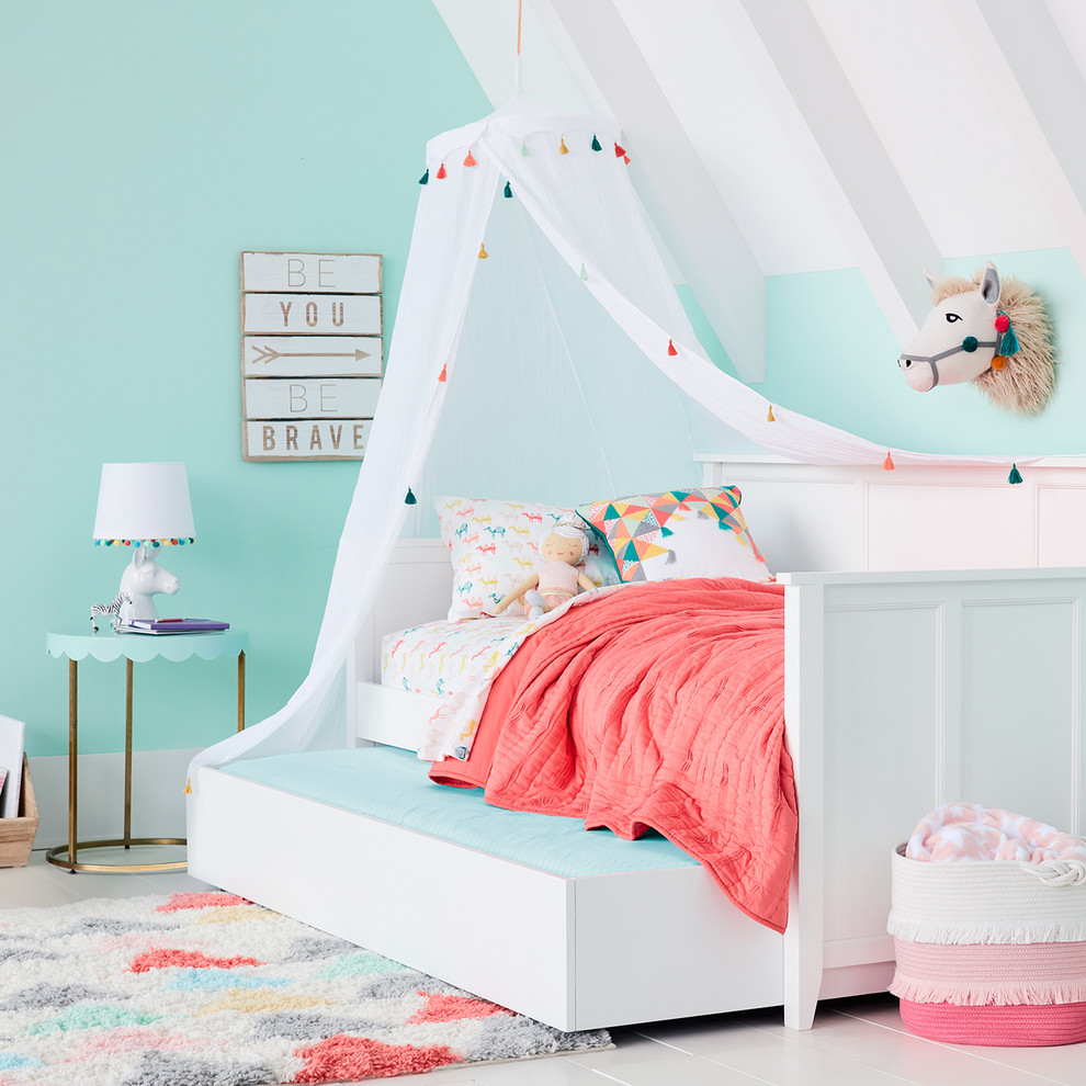 На фото: детская среднего размера в стиле модернизм с спальным местом, синими стенами, деревянным полом и белым полом для ребенка от 4 до 10 лет, девочки с